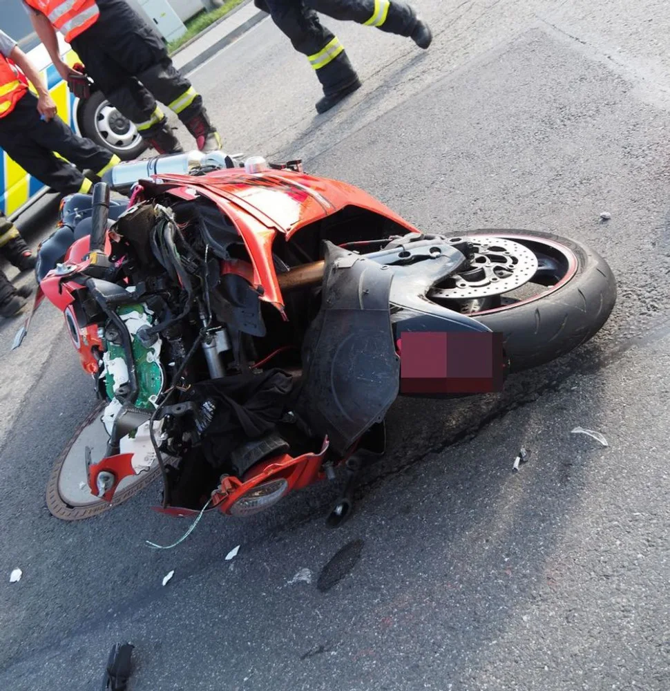 V křižovatce se srazilo osobní auto s motorkářem. Oba řidiči skončili v péči zdravotníků