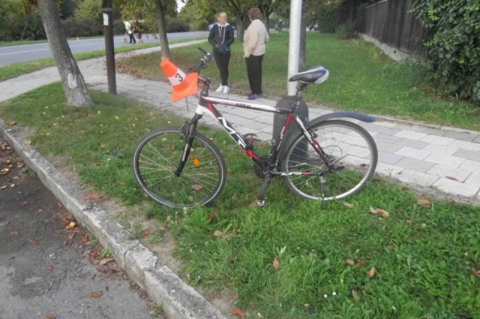 Cyklista při odbočování narazil do auta a zranil se. Byl opilý