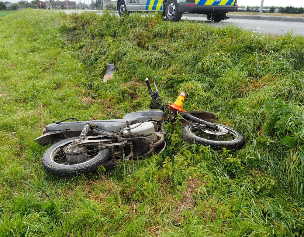 Opilý motorkář skončil po projetí zatáčky v příkopu. Se zraněním byl převezen do nemocnice