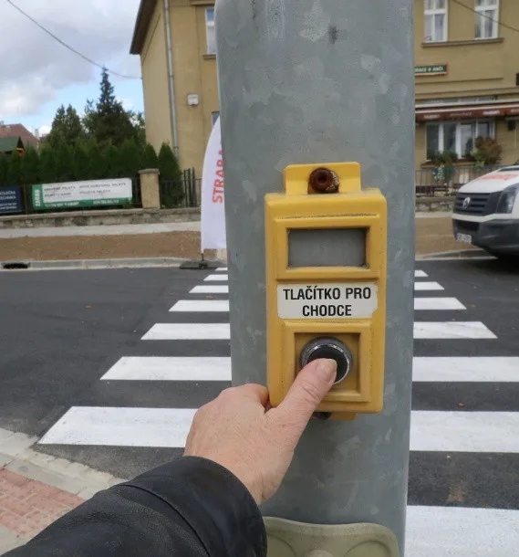 FOTO: Provoz v opravené Erenburgově ulici v Olomouci je obnoven. Silnice má tichý asfalt