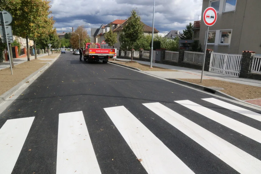 FOTO: Provoz v opravené Erenburgově ulici v Olomouci je obnoven. Silnice má tichý asfalt
