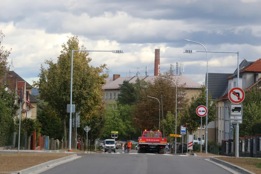 FOTO: Provoz v opravené Erenburgově ulici v Olomouci je obnoven. Silnice má tichý asfalt