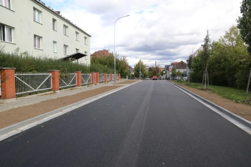 FOTO: Provoz v opravené Erenburgově ulici v Olomouci je obnoven. Silnice má tichý asfalt