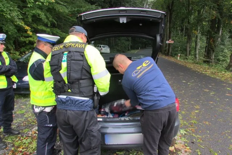 FOTO: Policie kontrolovala všechny hraniční přechody na Jesenicku. Zjistila přes dvacet prohřešků