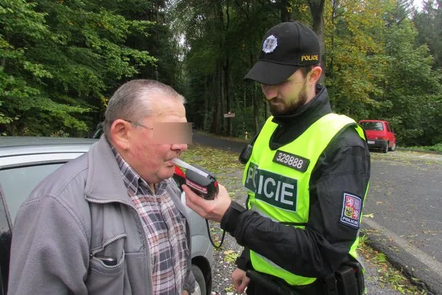 FOTO: Policie kontrolovala všechny hraniční přechody na Jesenicku. Zjistila přes dvacet prohřešků