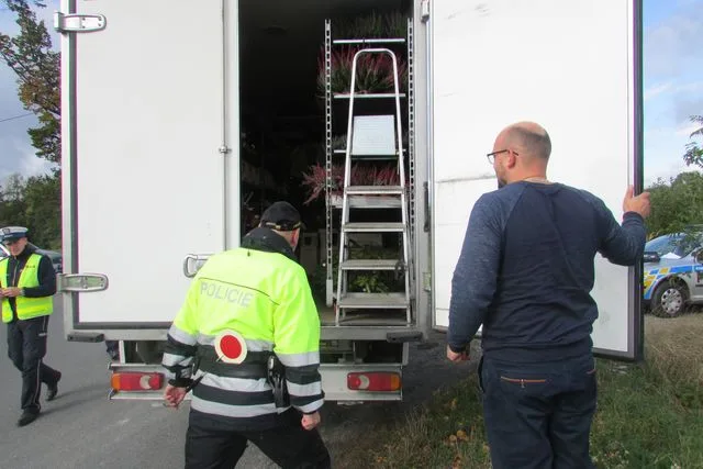 FOTO: Policie kontrolovala všechny hraniční přechody na Jesenicku. Zjistila přes dvacet prohřešků
