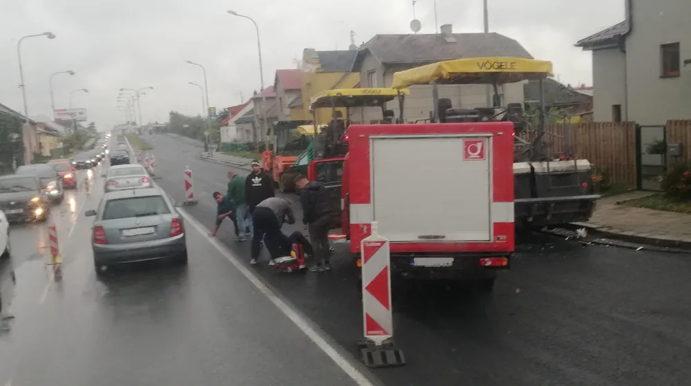 AKTUÁLNĚ: Při dopravní nehodě na Přerovské ulici v Olomouci byl zraněn jeden člověk