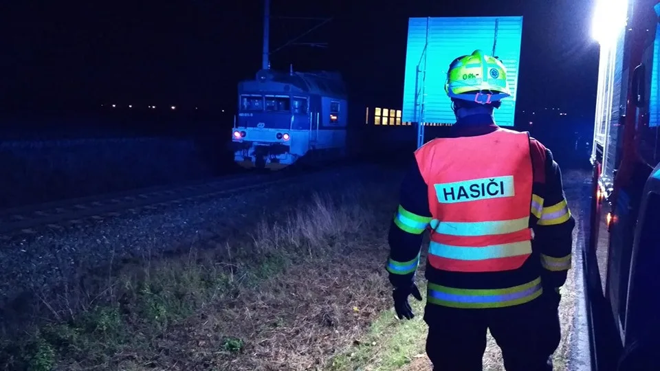 V neděli nad ránem srazil vlak muže, nehodu vyšetřuje policie