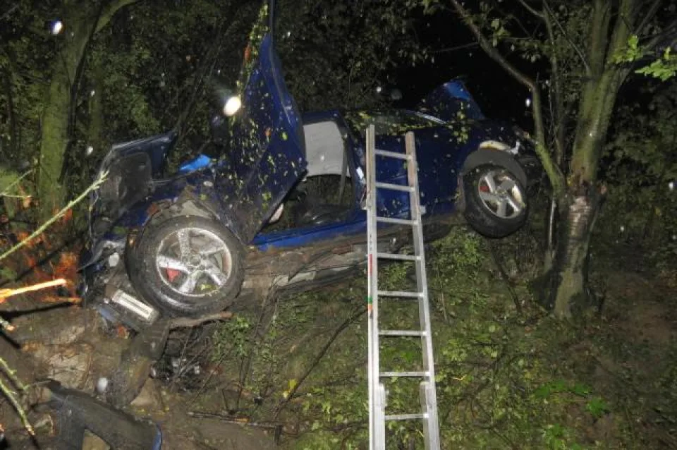Nepřipoutaný muž bez řidičského průkazu dostal smyk a narazil do stromu
