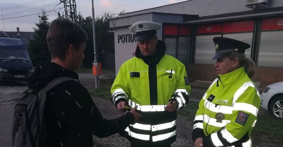 Podzim je tady. Policie dohlíží na chodce bez reflexních prvků