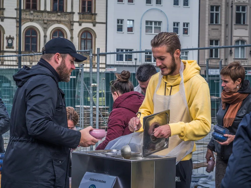 FOTO: Na náměstí se rozlévala polévka na podporu lidí bez domova