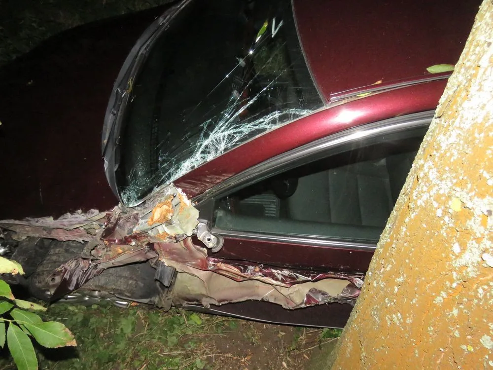 Auto se rozpáralo o kompaktor při míjení traktoru. Řidič auta skončil v nemocnici