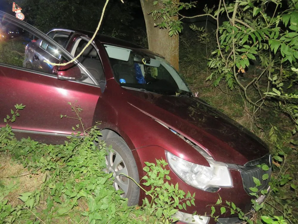 Auto se rozpáralo o kompaktor při míjení traktoru. Řidič auta skončil v nemocnici