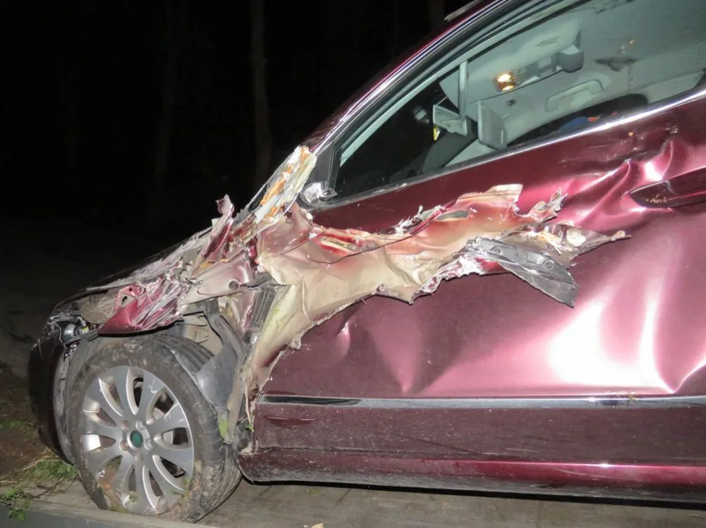 Auto se rozpáralo o kompaktor při míjení traktoru. Řidič auta skončil v nemocnici