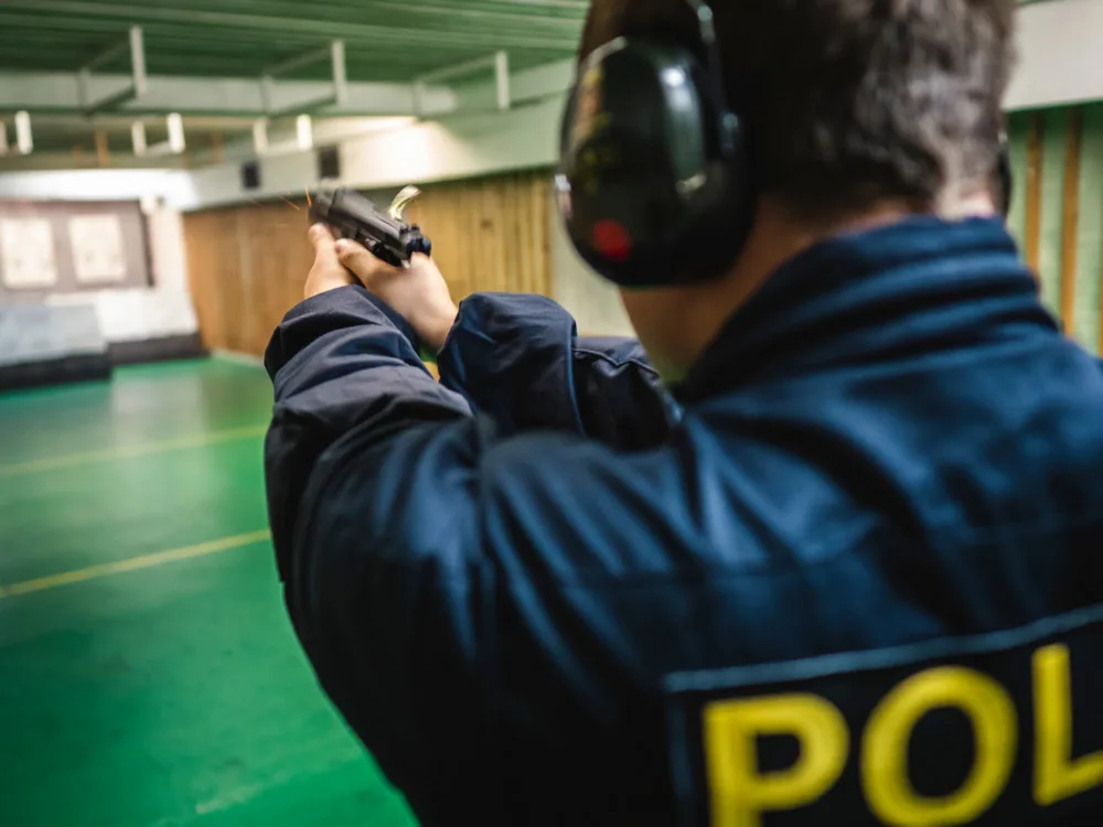 REPORTÁŽ: Střelba, ale i bojová umění a teorie. Podívejte se, jak probíhá policejní příprava