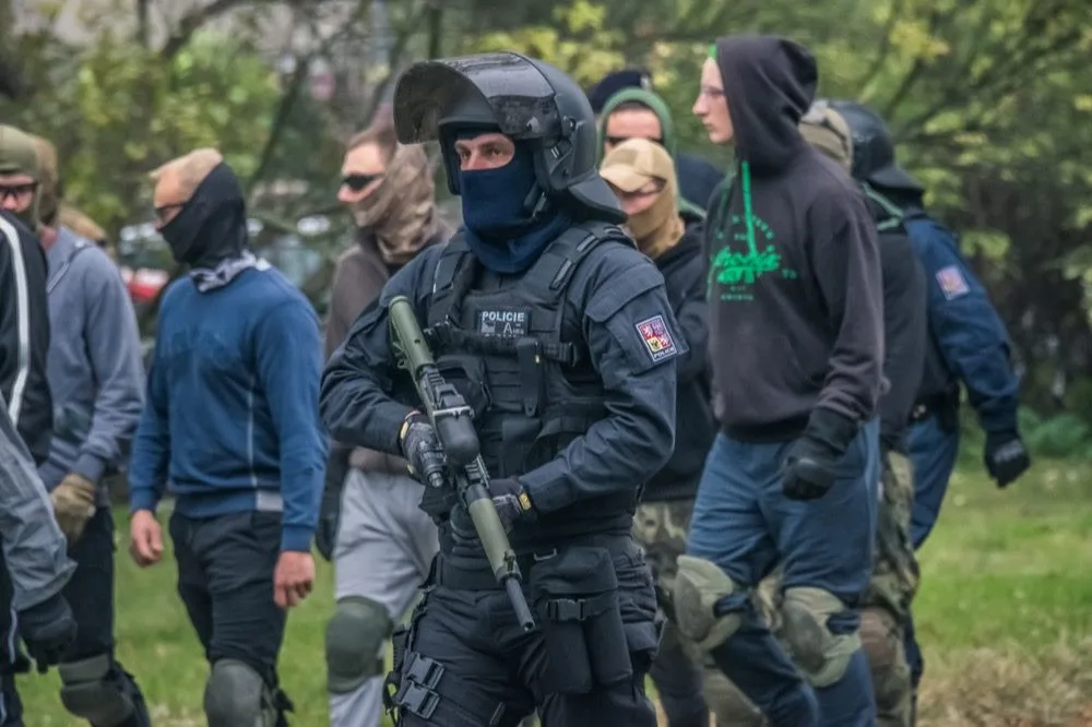 FOTO: Olomoucí dnes dopoledne prošel dav hlídaný policisty. Komplikoval dopravu na Masarykově třídě
