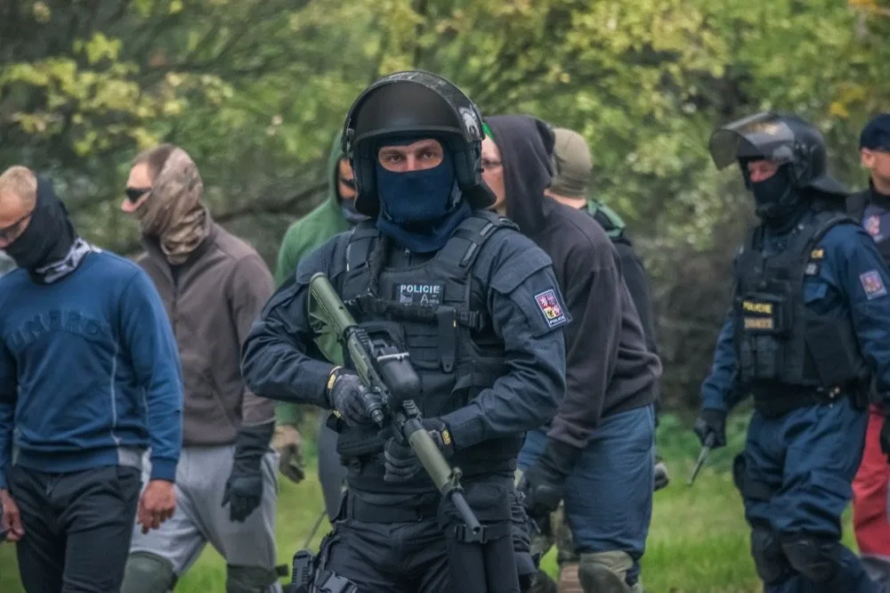 FOTO: Olomoucí dnes dopoledne prošel dav hlídaný policisty. Komplikoval dopravu na Masarykově třídě