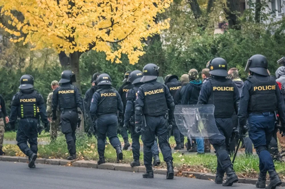 FOTO: Olomoucí dnes dopoledne prošel dav hlídaný policisty. Komplikoval dopravu na Masarykově třídě