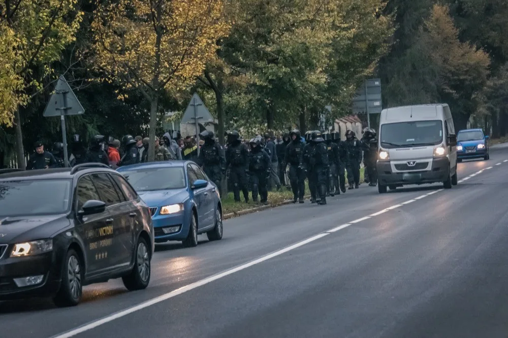 FOTO: Olomoucí dnes dopoledne prošel dav hlídaný policisty. Komplikoval dopravu na Masarykově třídě