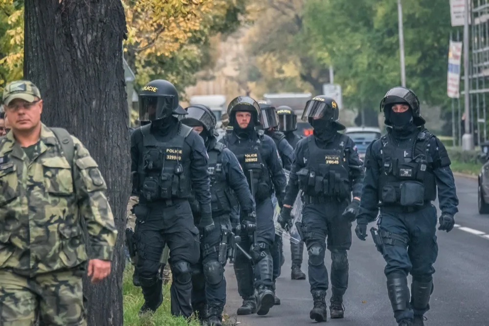 FOTO: Olomoucí dnes dopoledne prošel dav hlídaný policisty. Komplikoval dopravu na Masarykově třídě