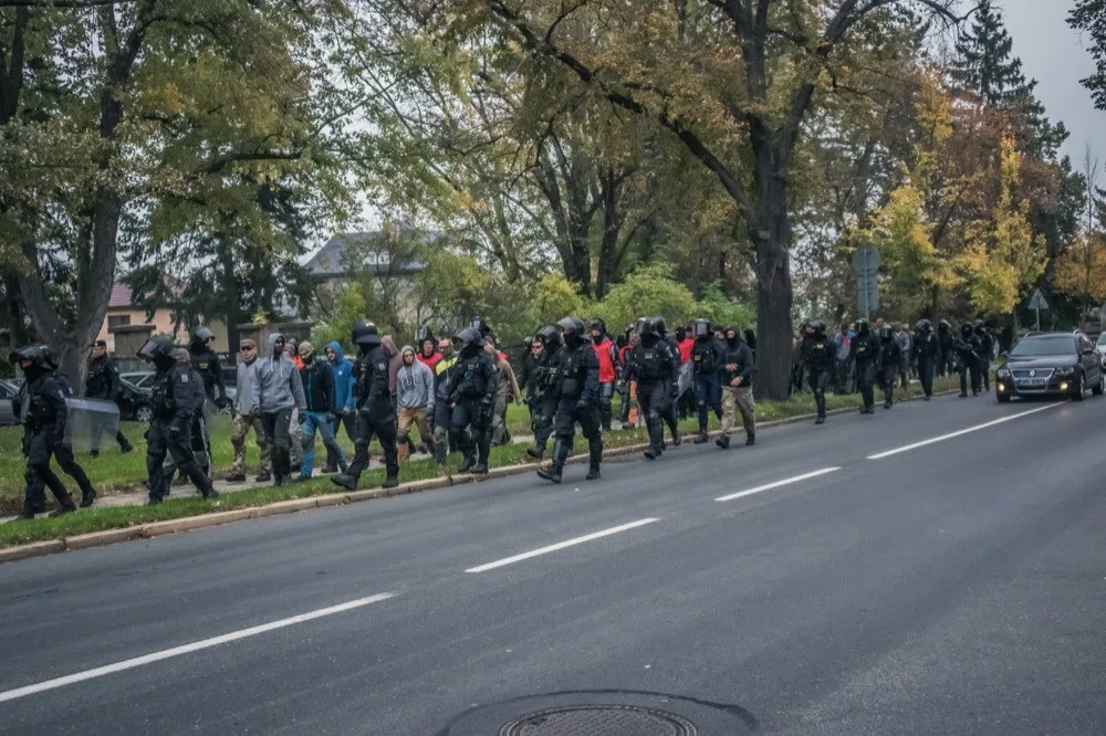 FOTO: Olomoucí dnes dopoledne prošel dav hlídaný policisty. Komplikoval dopravu na Masarykově třídě