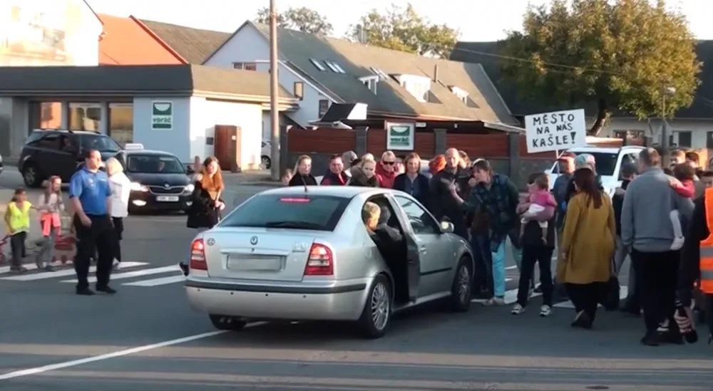 VIDEO: Demonstranti v Droždíně blokovali silnici. Bojují tak za bezpečnější situaci pro chodce