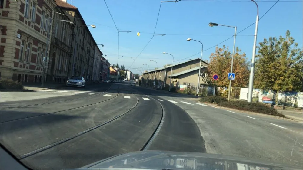 Litovelská ulice je opět průjezdná. Tramvajová trať je opravena