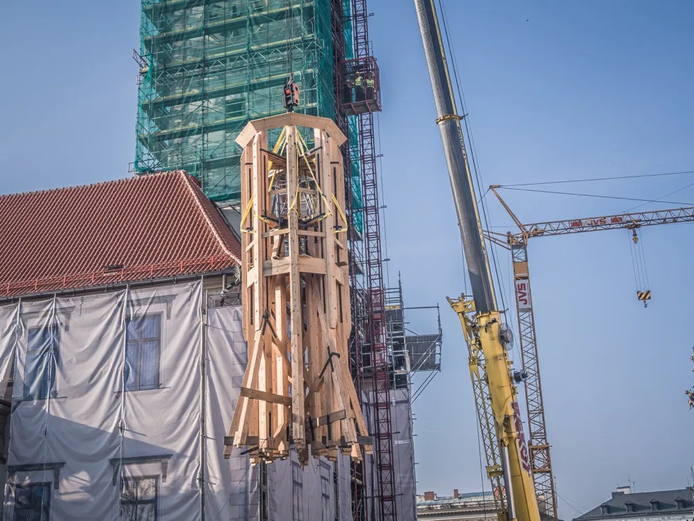 FOTO/VIDEO: Další část radniční věže je na svém místě. Podívejte se na video a fotky z průběhu