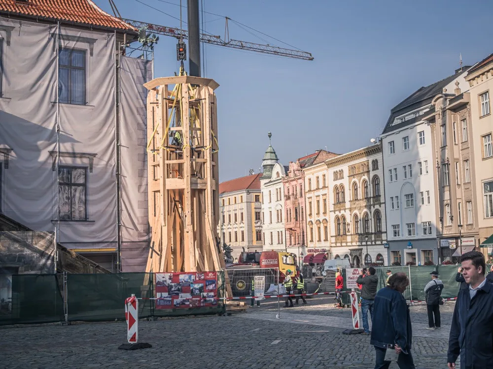FOTO/VIDEO: Další část radniční věže je na svém místě. Podívejte se na video a fotky z průběhu