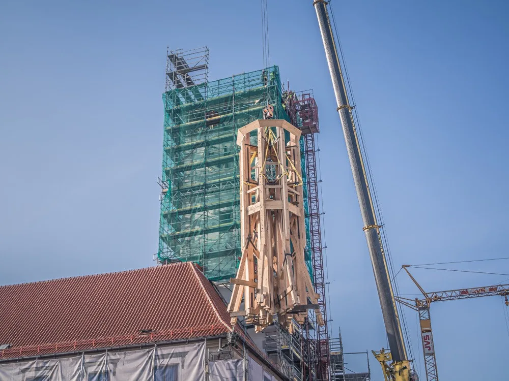 FOTO/VIDEO: Další část radniční věže je na svém místě. Podívejte se na video a fotky z průběhu