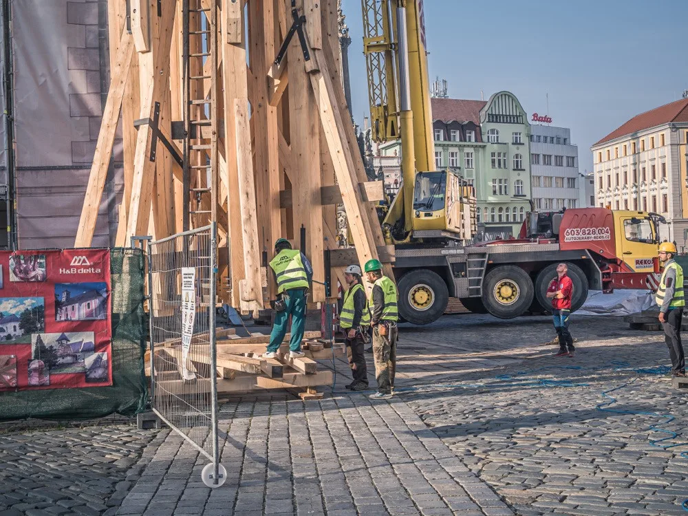 FOTO/VIDEO: Další část radniční věže je na svém místě. Podívejte se na video a fotky z průběhu