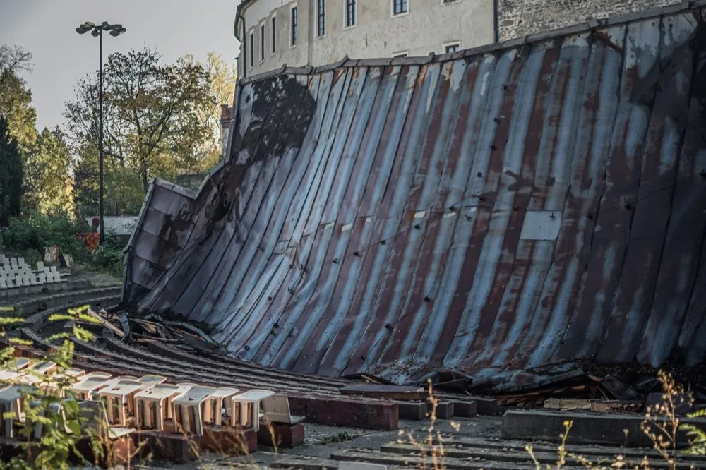 FOTO: Olomoucký letňák přišel o svou dominantu. Dřevěné zastřešení pódia šlo k zemi