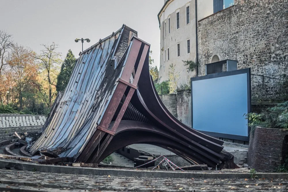 FOTO: Olomoucký letňák přišel o svou dominantu. Dřevěné zastřešení pódia šlo k zemi