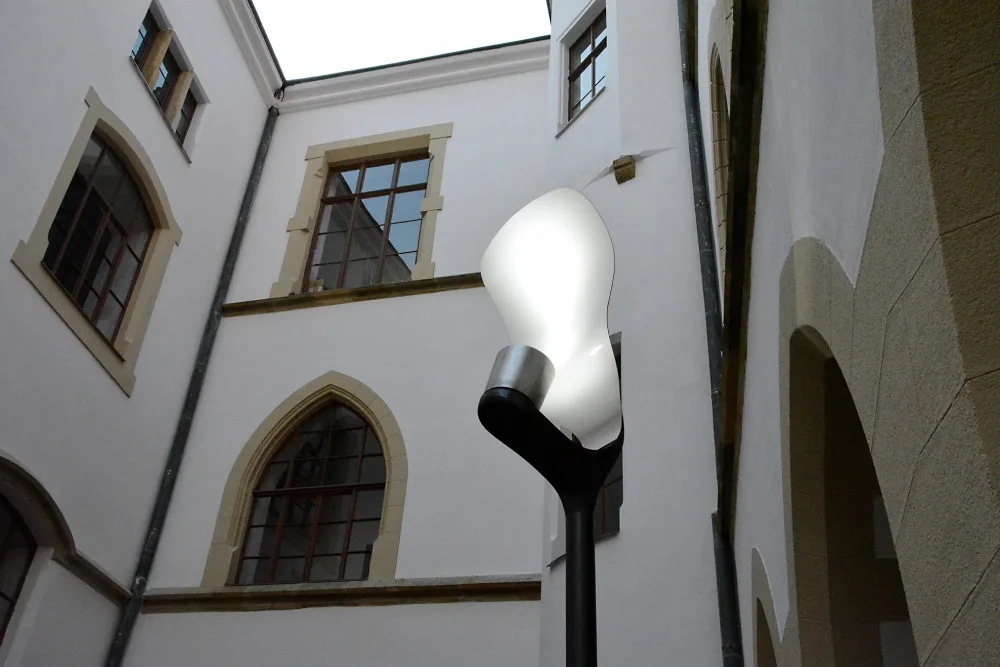 Olomouc zkouší nový prototyp lampy pro Horní náměstí. Je vystaven na nádvoří radnice