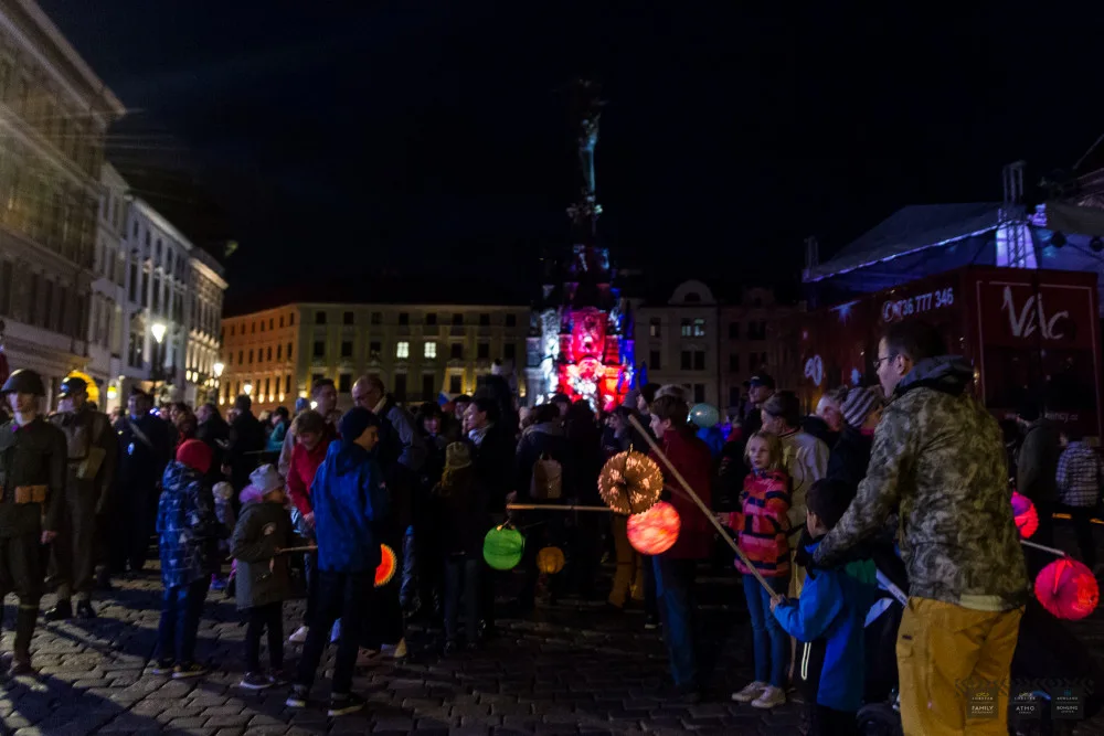 FOTO/VIDEO: Lampionový průvod, pietní akt i velkolepý ohňostroj. Olomoučané si připomněli výročí vzniku Československa
