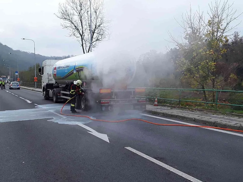 AKTUALIZOVÁNO: U Hranic komplikoval dopravu požár cisterny s propan-butanem
