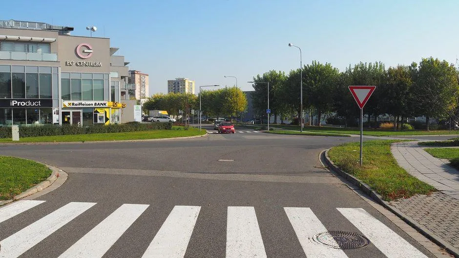 Policie hledá řidiče, který ohrozil cyklistku a ujel