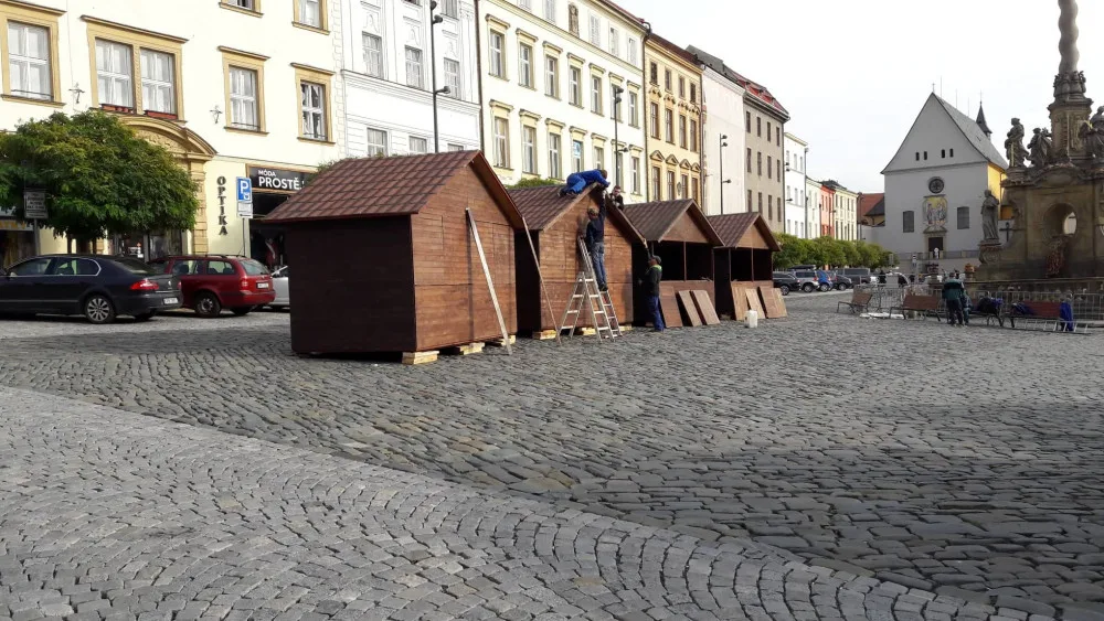 FOTO: Na Dolním náměstí začala výstavba kluziště. Bruslit by se mohlo už začátkem listopadu
