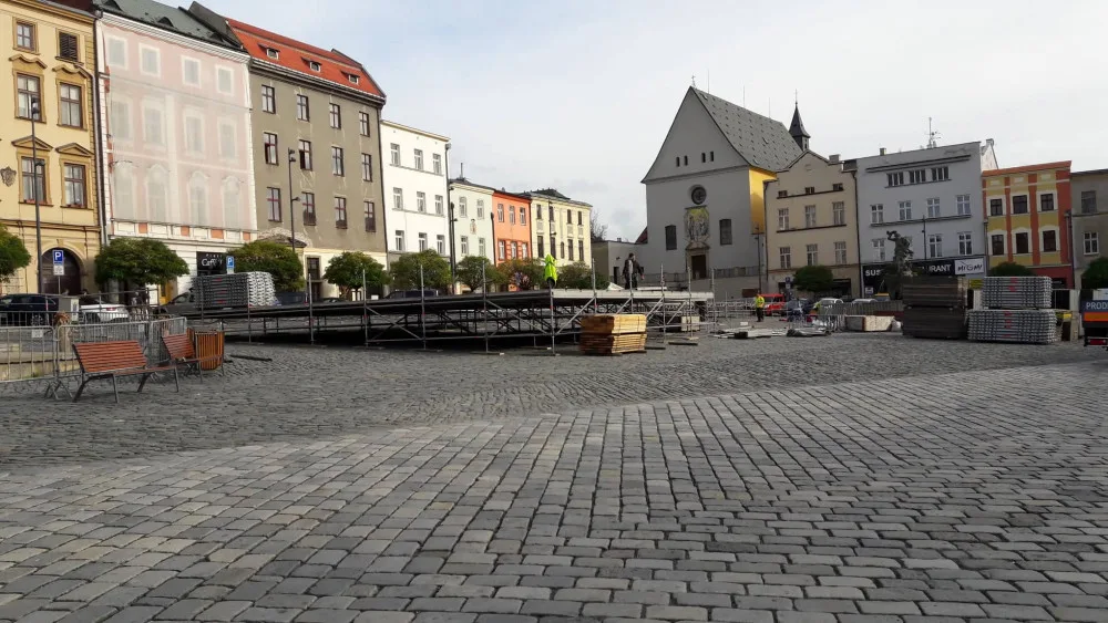 FOTO: Na Dolním náměstí začala výstavba kluziště. Bruslit by se mohlo už začátkem listopadu