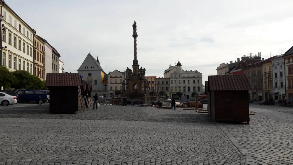 FOTO: Na Dolním náměstí začala výstavba kluziště. Bruslit by se mohlo už začátkem listopadu