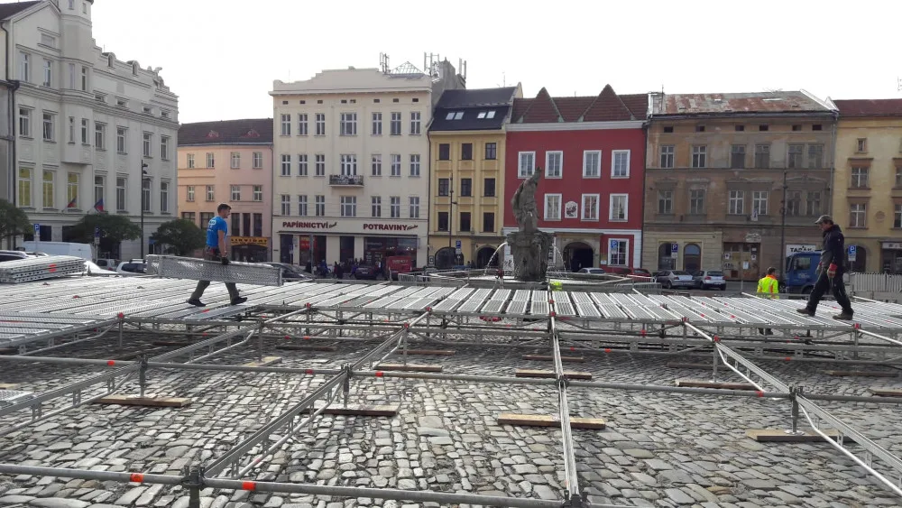 FOTO: Na Dolním náměstí začala výstavba kluziště. Bruslit by se mohlo už začátkem listopadu