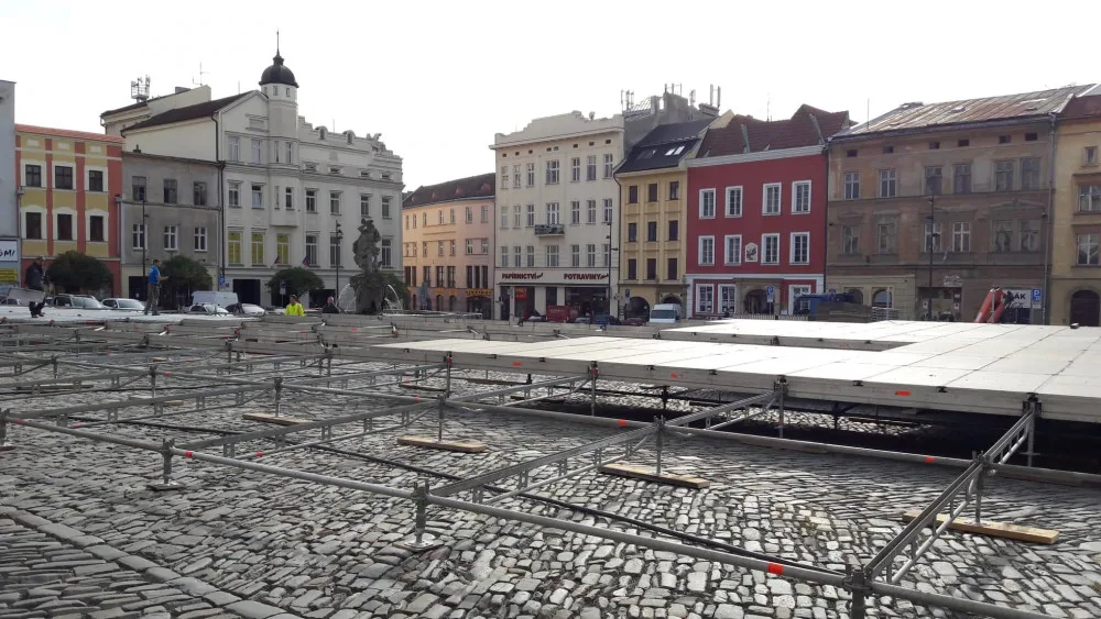 FOTO: Na Dolním náměstí začala výstavba kluziště. Bruslit by se mohlo už začátkem listopadu