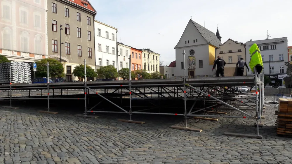 FOTO: Na Dolním náměstí začala výstavba kluziště. Bruslit by se mohlo už začátkem listopadu