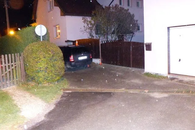 Řidič v České Vsi zboural plot. Nadýchal skoro tři promile