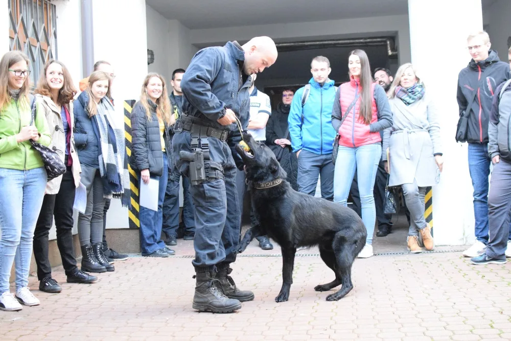 FOTO: Policie pořádala v centru Olomouce Kariérní den. Láká hlavně na náborový příspěvek