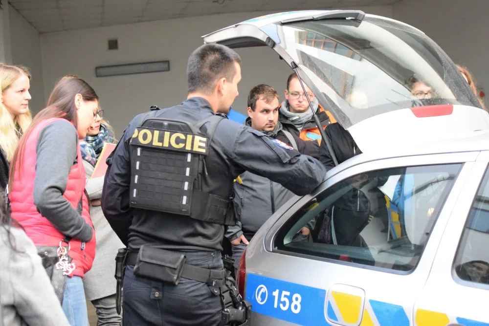 FOTO: Policie pořádala v centru Olomouce Kariérní den. Láká hlavně na náborový příspěvek