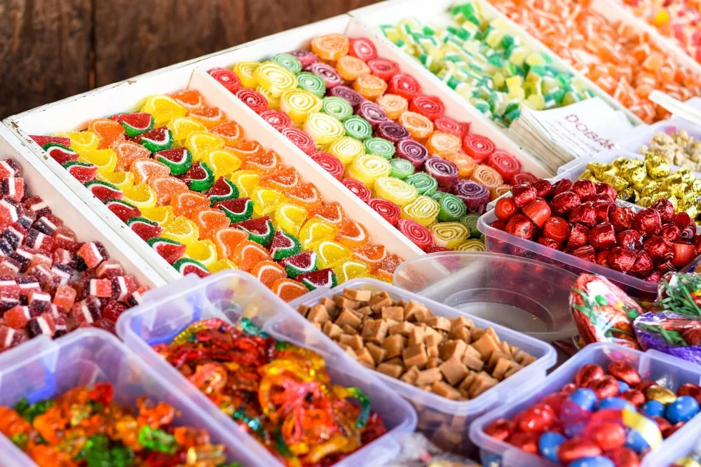 Pachatel se vloupal do kiosku, kromě peněz si odnesl i něco k zakousnutí