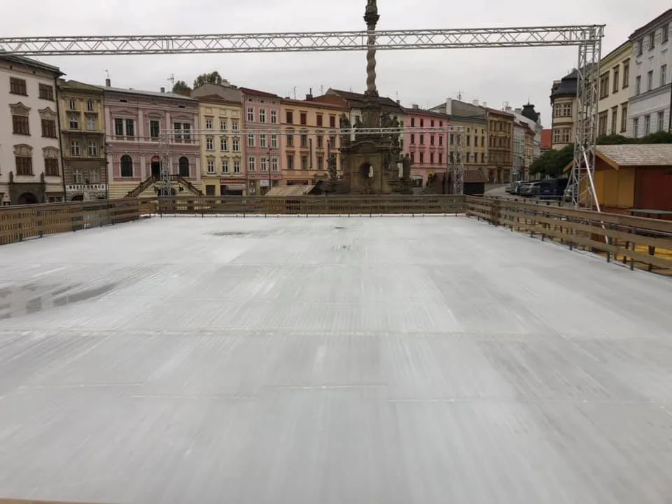 Na Dolním náměstí by se mělo bruslit nejpozději v pátek. Chystají se i první stánky s punčem