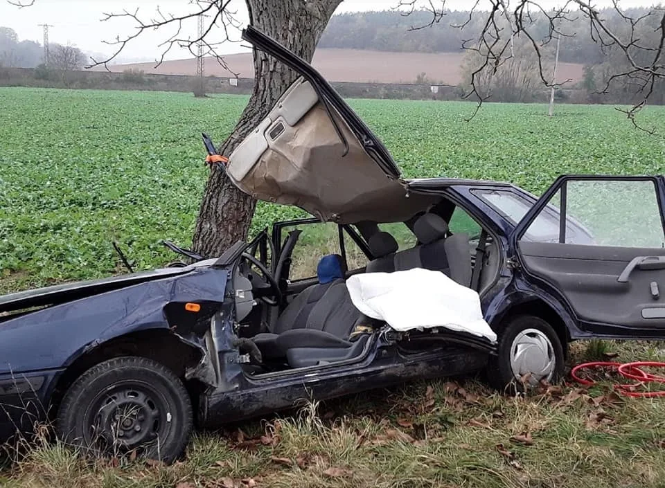 Řidič, kterého museli z vraku vyprostit hasiči, byl pod vlivem drog. Auto ukradl