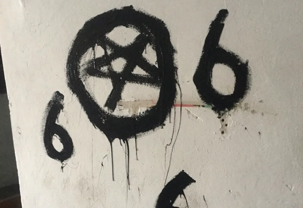 U baru v Mlýnské ulici někdo pomaloval fasádu satanistickými symboly